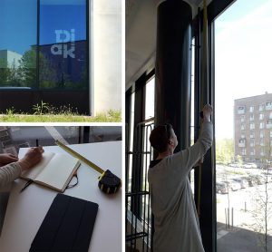 nainen mittaa ikkunoiden korkeutta näyttelyä varten